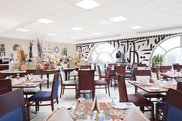 S'hi serveixen esmorzars i dinars