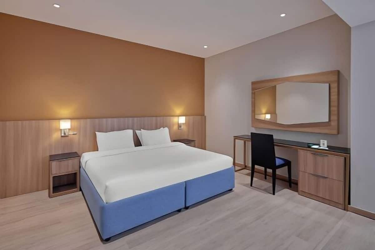 1 bedroom, Egyptian cotton sheets, premium bedding, in-room safe