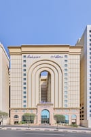 Un edificio amplio y moderno con una entrada arqueada destacada, y el nombre 'Makarem' exhibido en la parte superior.