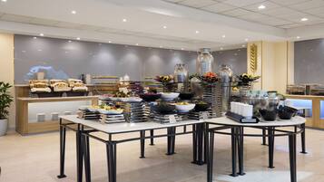 Petit déjeuner buffet servi tous les jours en supplément