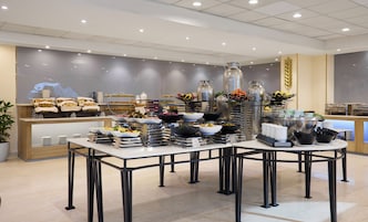 Montaje de buffet con diferentes alimentos y utensilios.