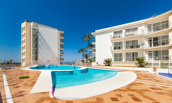 3 outdoor pools, pool umbrellas, pool loungers