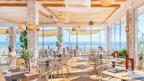 2 restauranter: frokost, lunsj og middag serveres