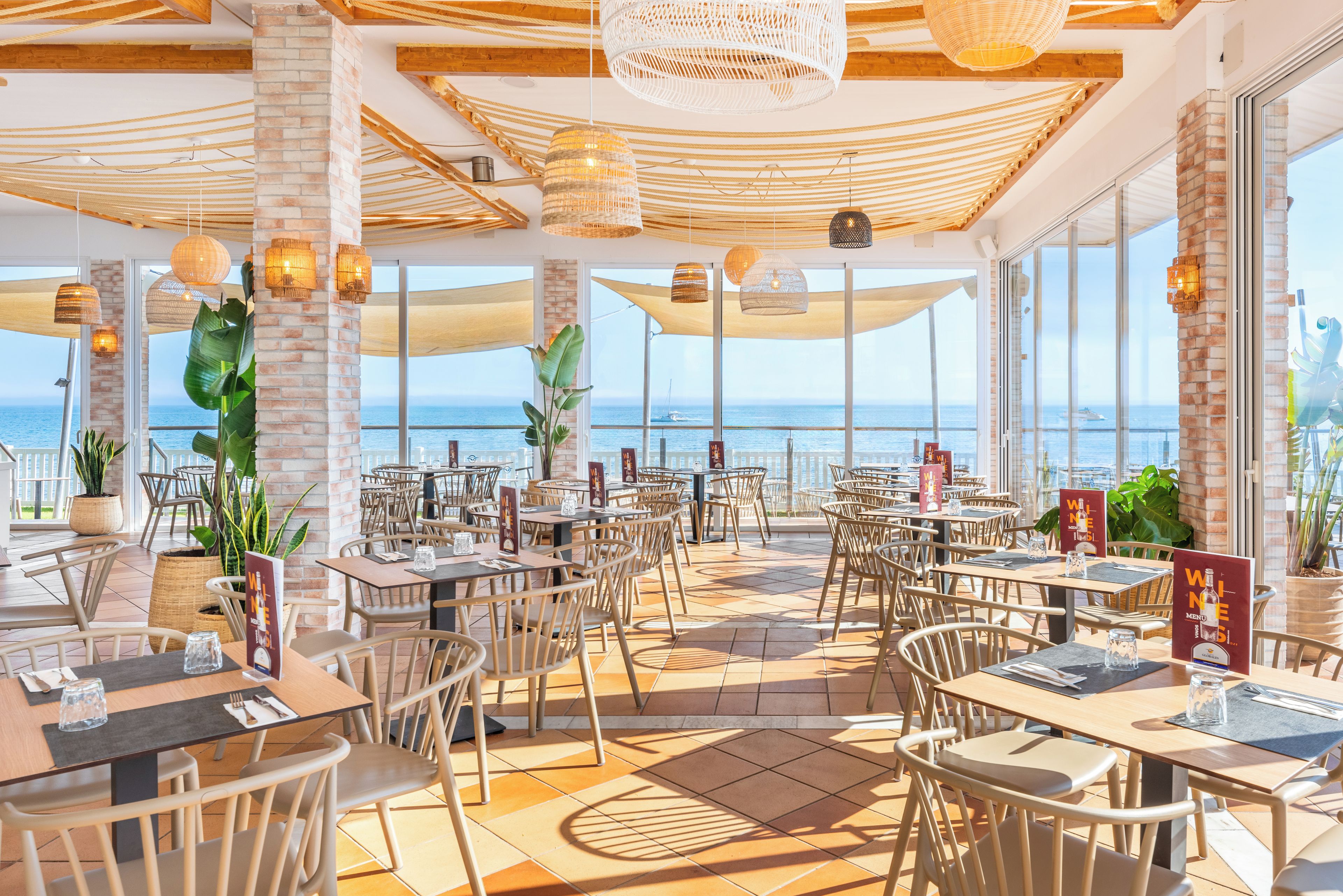 2 restaurants; breakfast, lunch, and dinner served