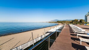 På stranden og strandbar