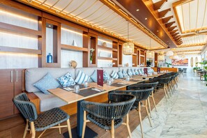 2 restaurants; breakfast, lunch, and dinner served - Globales Playa Estepona (Estepona)