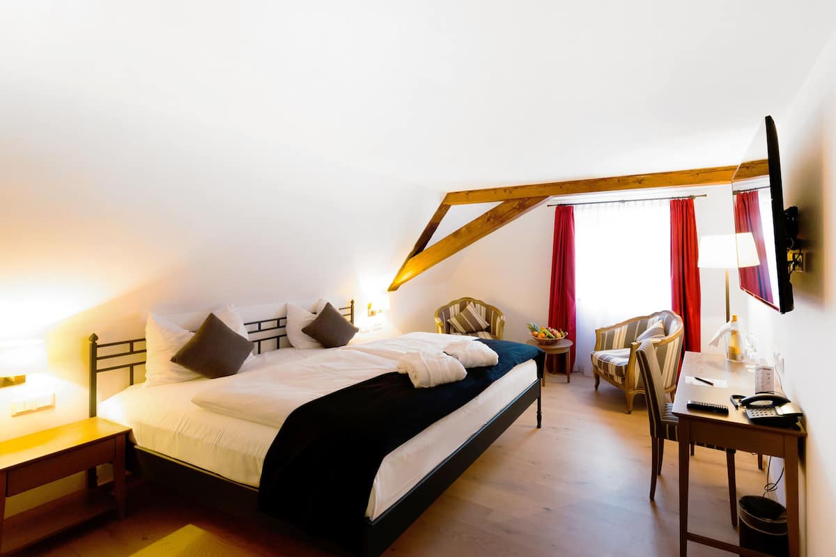 standard room | 1 bedroom, free minibar items, in-room safe, desk