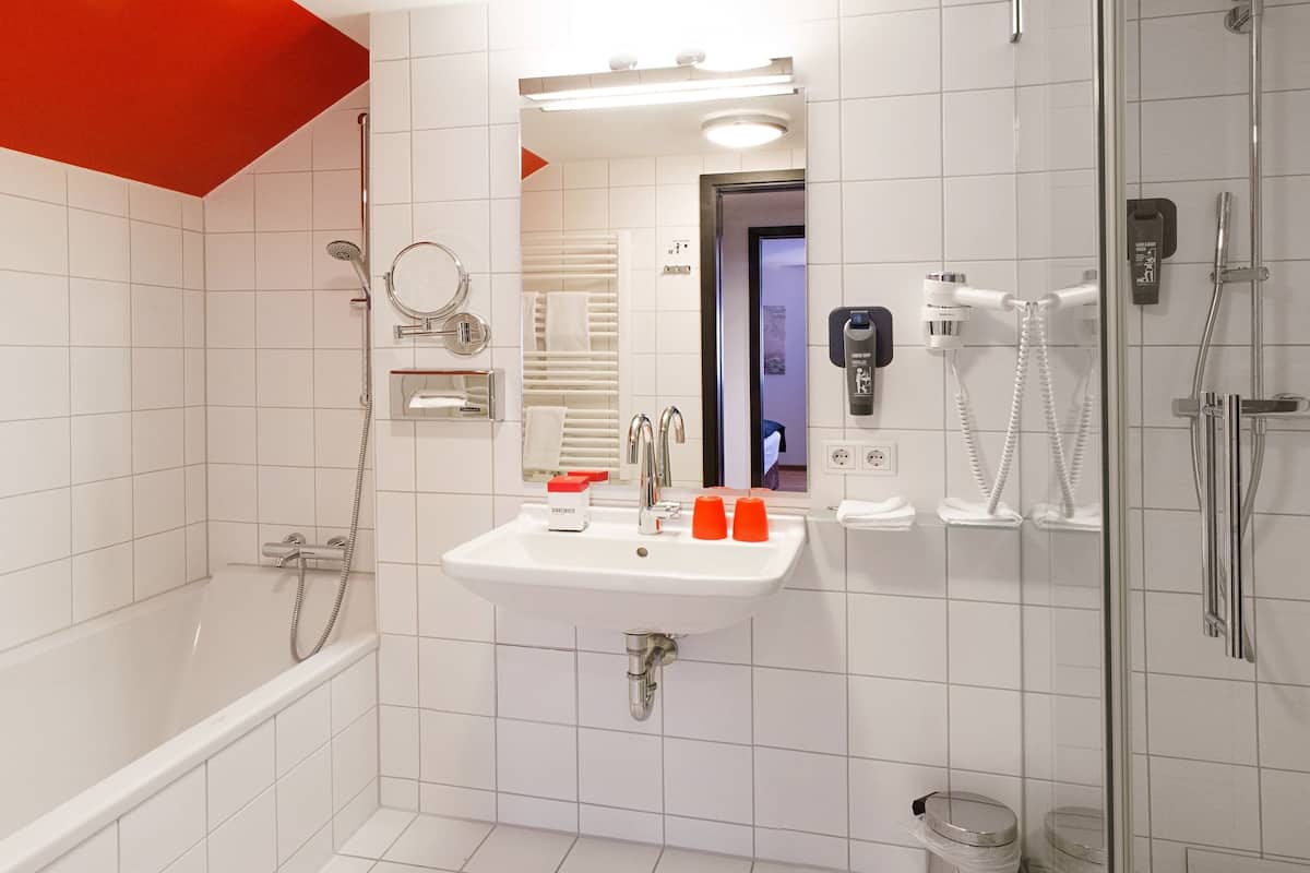 suite | bathroom | free toiletries, hair dryer, towels