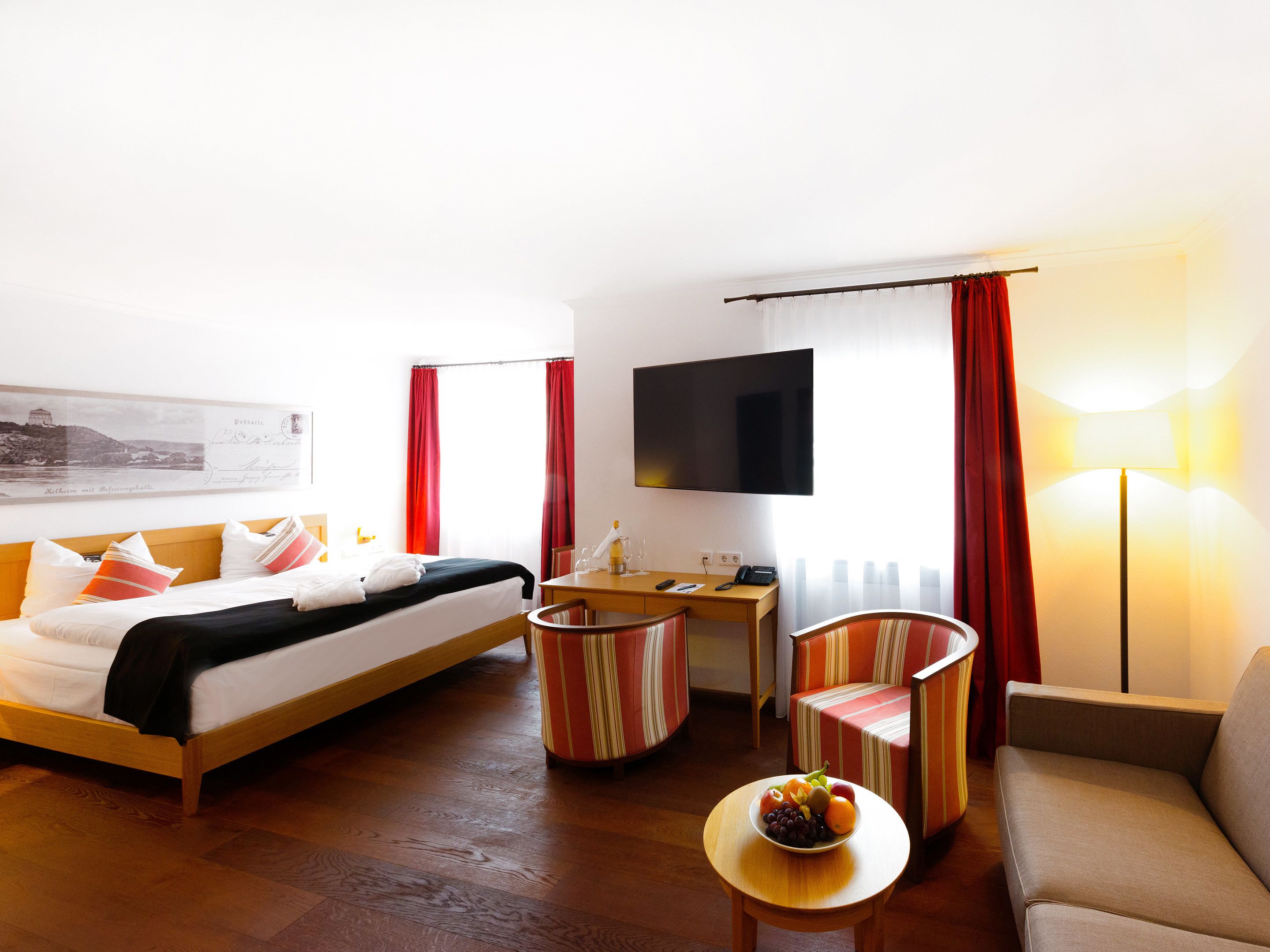 Deluxe-Zimmer | Minibar (mit einigen kostenlosen Artikeln), Zimmersafe, Schreibtisch