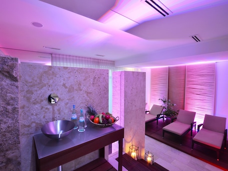 Un sauna, una bañera de hidromasaje, baño turco