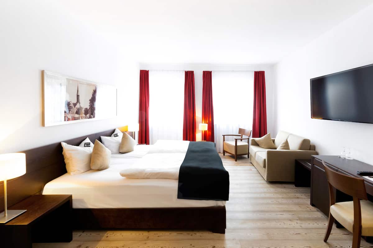 Deluxe Room | Minibar (some free items), in-room safe, desk, soundproofing