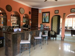 Aperto a colazione e pranzo, cucina fusion, con vista sulla piscina 
