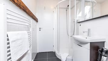 Romantic Twin Room, 1 Bedroom, Garden View | Bathroom | Free toiletries, hair dryer, towels
