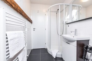 Habitación romántica con 2 camas individuales, 1 habitación, vista al jardín | Baño | Amenidades de baño gratuitas, secadora de cabello, toallas 