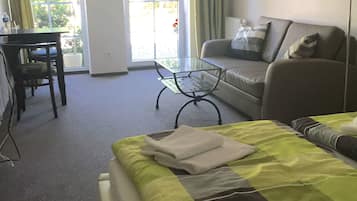 Dobbeltrom – deluxe, 1 dobbeltseng, terrasse, hageutsikt | Sengetøy av topp kvalitet og senger med Select Comfort-madrass