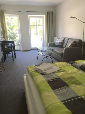 Kamar Double Deluks, 1 Tempat Tidur Double, teras, pemandangan kebun | Seprai premium, tempat tidur Select Comfort, brankas, dan meja kerja