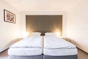 Chambre Standard avec lits jumeaux, 1 chambre, balcon, vue jardin