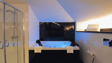 Premium Suite | Bathroom | Combined shower/tub, rainfall showerhead, free toiletries, hair dryer