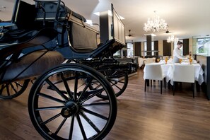 Petit déjeuner, déjeuner et dîner servis sur place