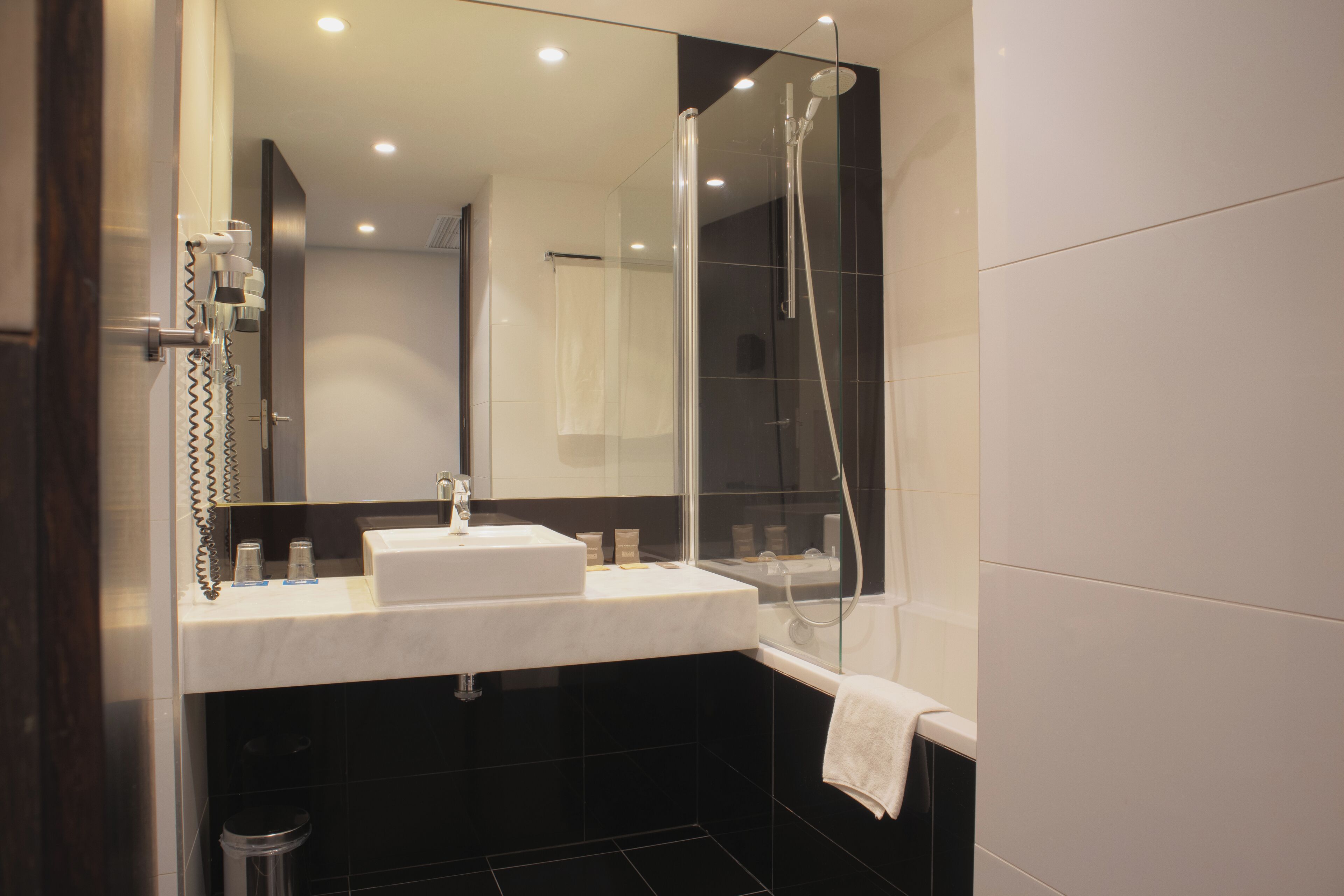 combined shower/bathtub, rainfall showerhead, free toiletries