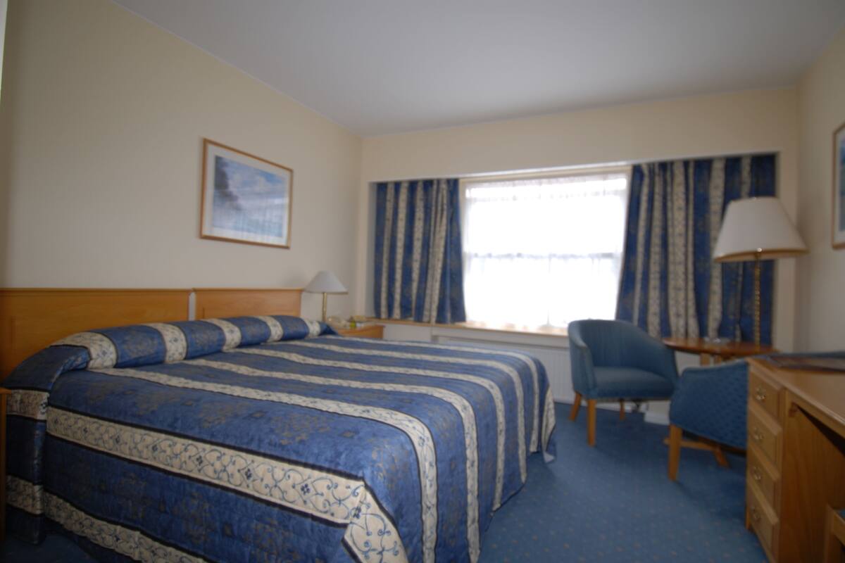 Double Room | Pillow-top beds, in-room safe, iron/ironing board, free WiFi
