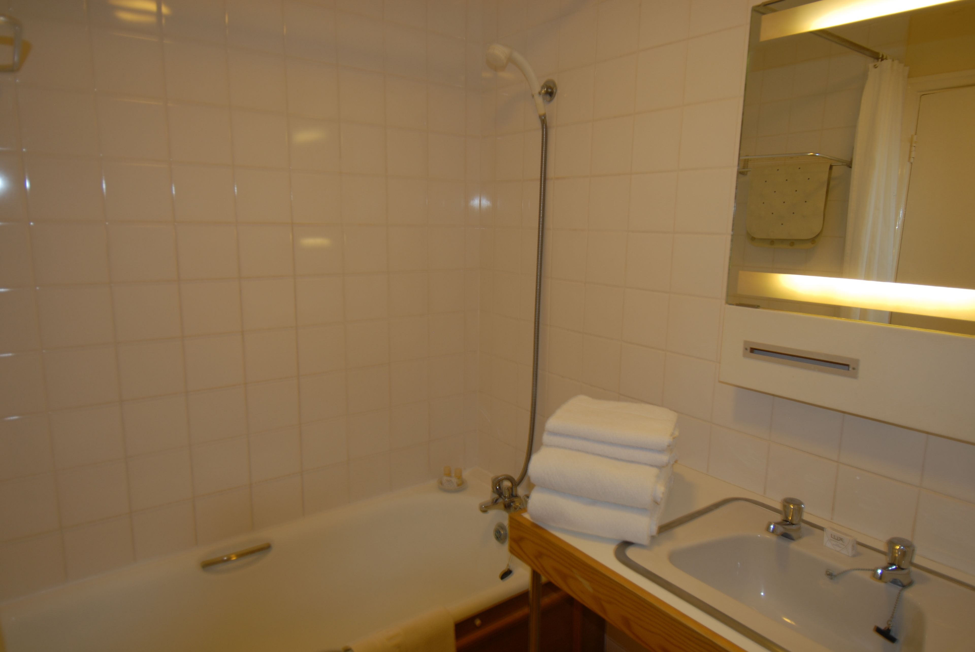 twin room | bathroom | combined shower/bathtub, deep-soaking bathtub, towels