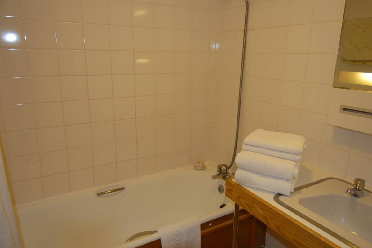 combined shower/bathtub, deep-soaking bathtub, towels