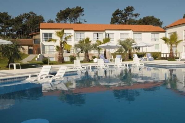 Outdoor pool, pool umbrellas