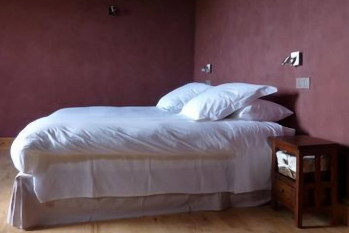 Standard Double Room (Gorria)