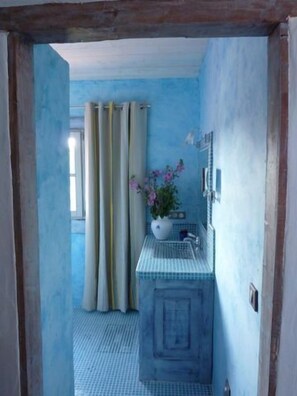 Standard Double Room (Urdina) | Bathroom