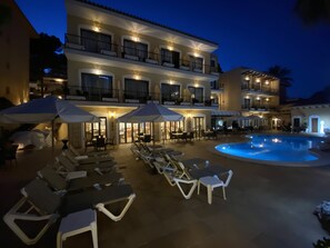 Outdoor pool, open 8:00 AM to 9:00 PM, pool umbrellas, sun loungers - Hostal Villa Rosa (Calvia)