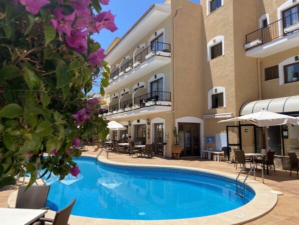 Outdoor pool, open 8:00 AM to 9:00 PM, pool umbrellas, sun loungers - Hostal Villa Rosa (Calvia)