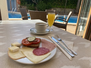 Frokostbuffé hver dag (mot et tillegg)