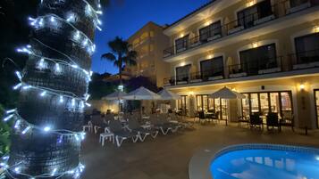 Outdoor pool, open 8:00 AM to 9:00 PM, pool umbrellas, pool loungers