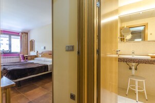 Caja de seguridad en la habitación y escritorio 