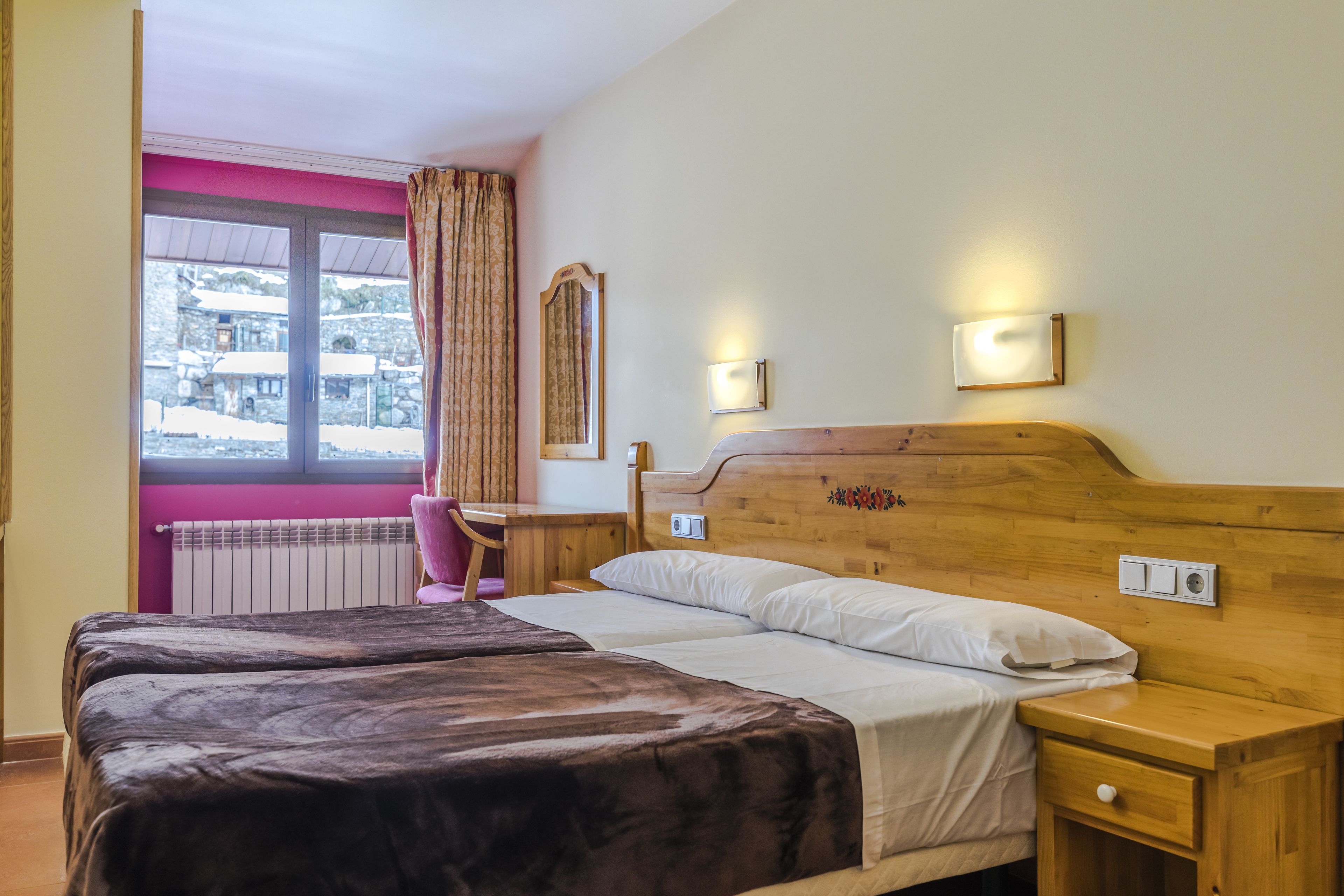 Klassiek appartement, uitzicht op de stad (2-4 persons  2472079) | Een kluis op de kamer, een bureau, een laptopwerkplek