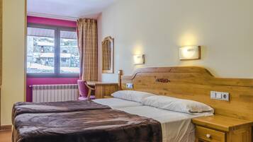 Klassiek appartement, uitzicht op de stad (2-4 persons 2472079) | Een kluis op de kamer, een bureau, een laptopwerkplek