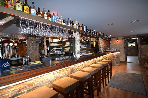 Pub gastronómico, con vista al jardín, abre todos los días