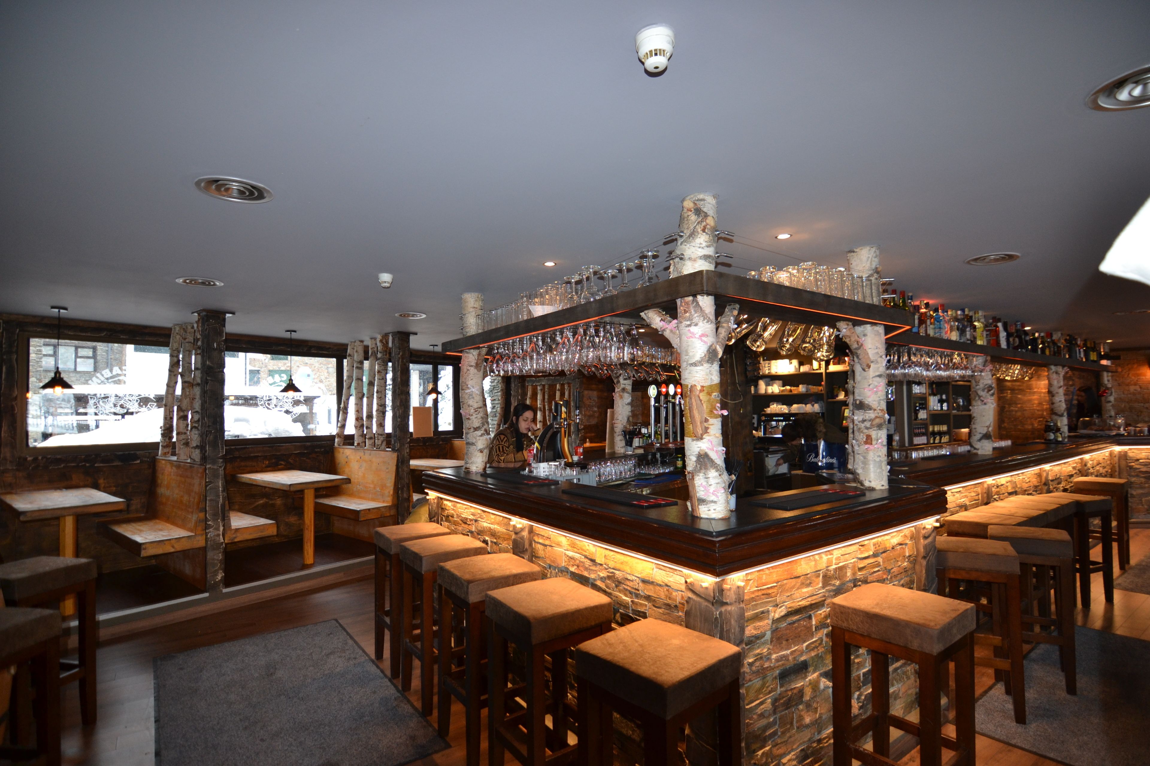 美食酒吧、花园景观、每天营业