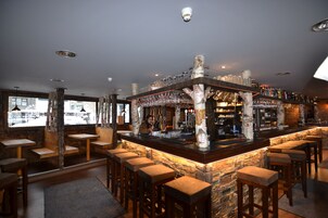 Pub gastronómico, con vista al jardín, abre todos los días