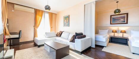 Quarto superior, 1 quarto | Área de estar | TV 60 polegadas com canais a cabo