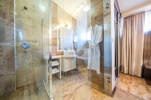 Standaard kamer, 1 twee- of 2 eenpersoonsbedden | Badkamer | Een douche, een haardroger, badjassen, pantoffels