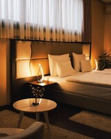 迷你吧、客房内保险箱、办公桌、遮光窗帘