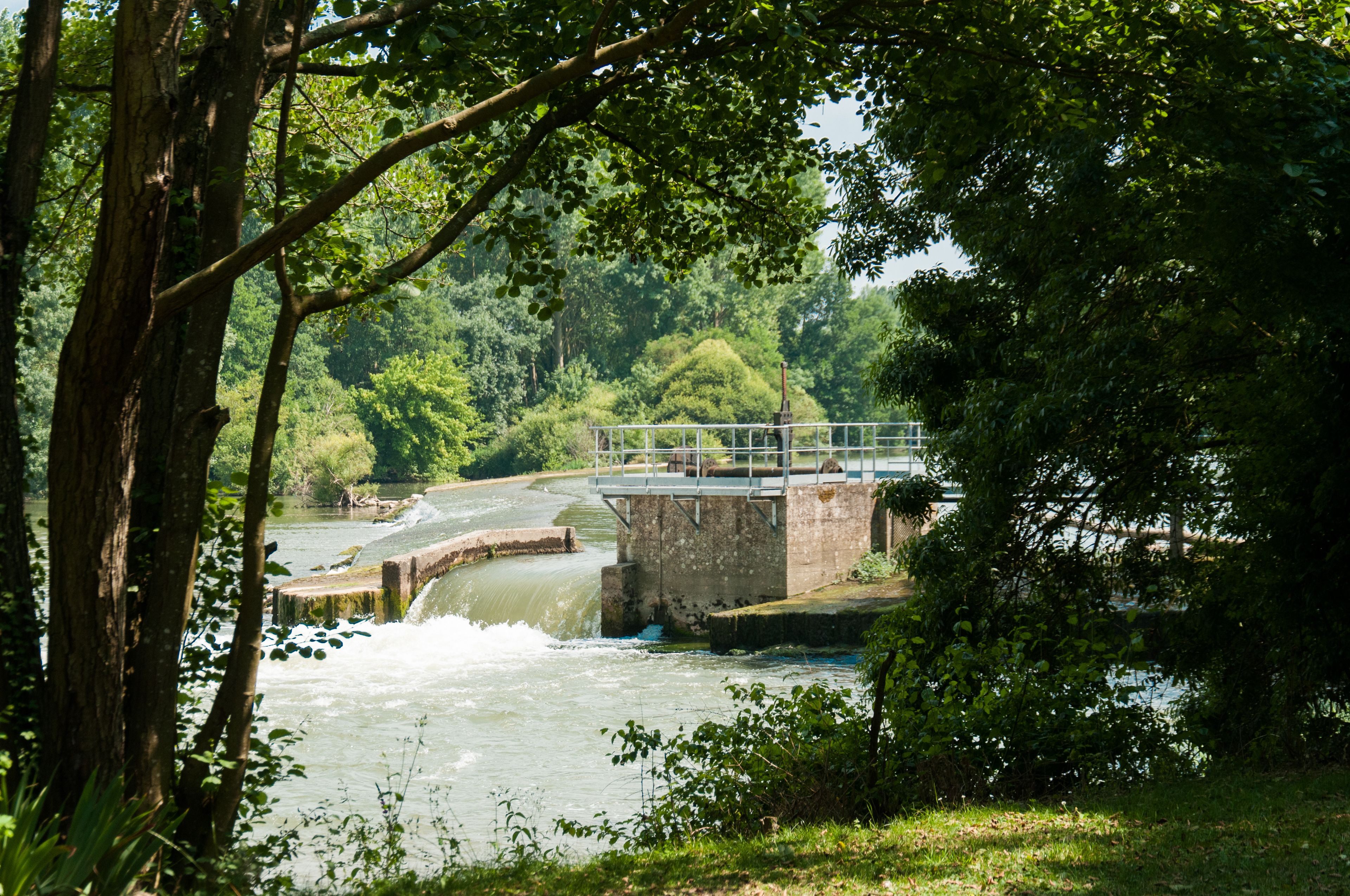 Une rivière avec un pont et un système d’écluses.
