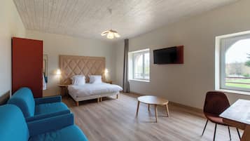 Junior Suite | 1 bedroom, soundproofing, iron/ironing board, free WiFi