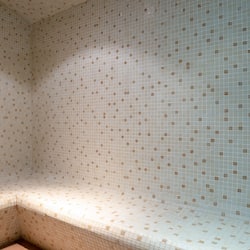 Salas de tratamiento para parejas, un sauna, una bañera de hidromasaje