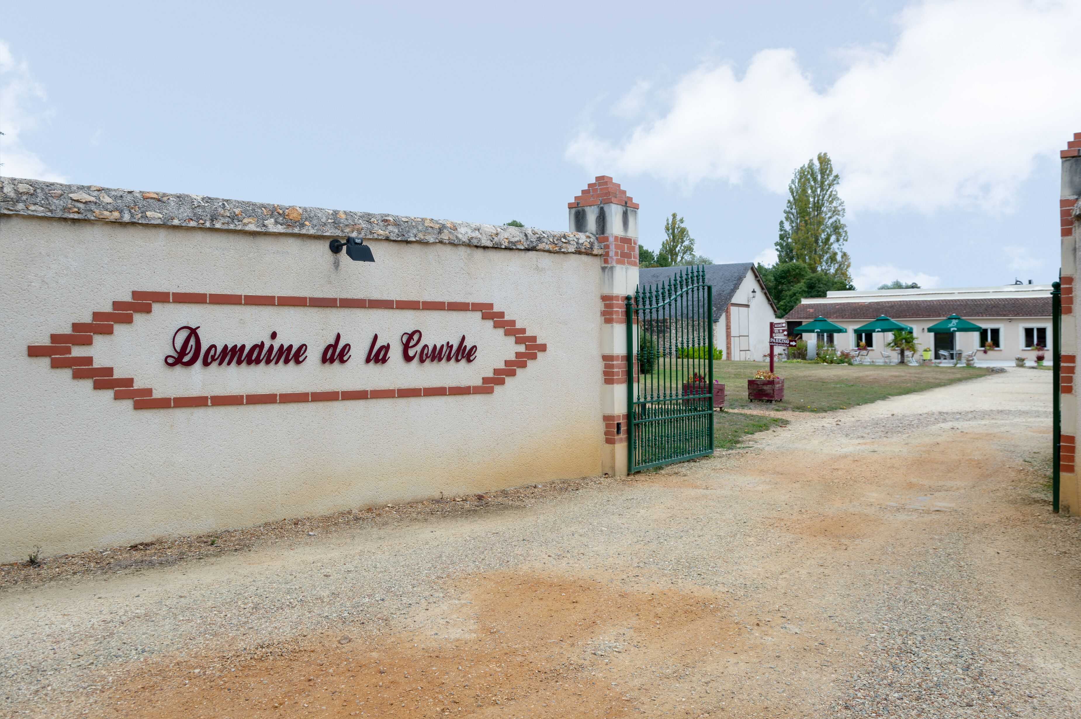 Una entrada con puerta y un letrero que dice 'Domaine de la Courbe'.