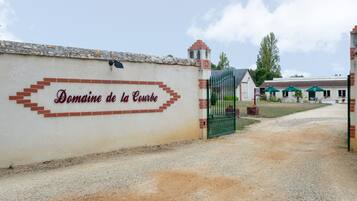 Una entrada con puerta y un letrero que dice 'Domaine de la Courbe'.