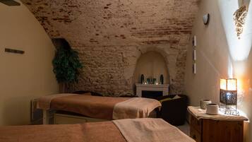Salas de tratamiento para parejas, un sauna, una bañera de hidromasaje