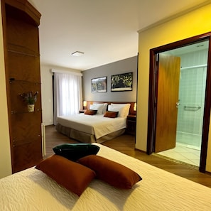 Quadruplo/Familia | 1 bedroom, premium bedding, minibar, in-room safe - Pousada Campos De Provence (Campos do Jordão)